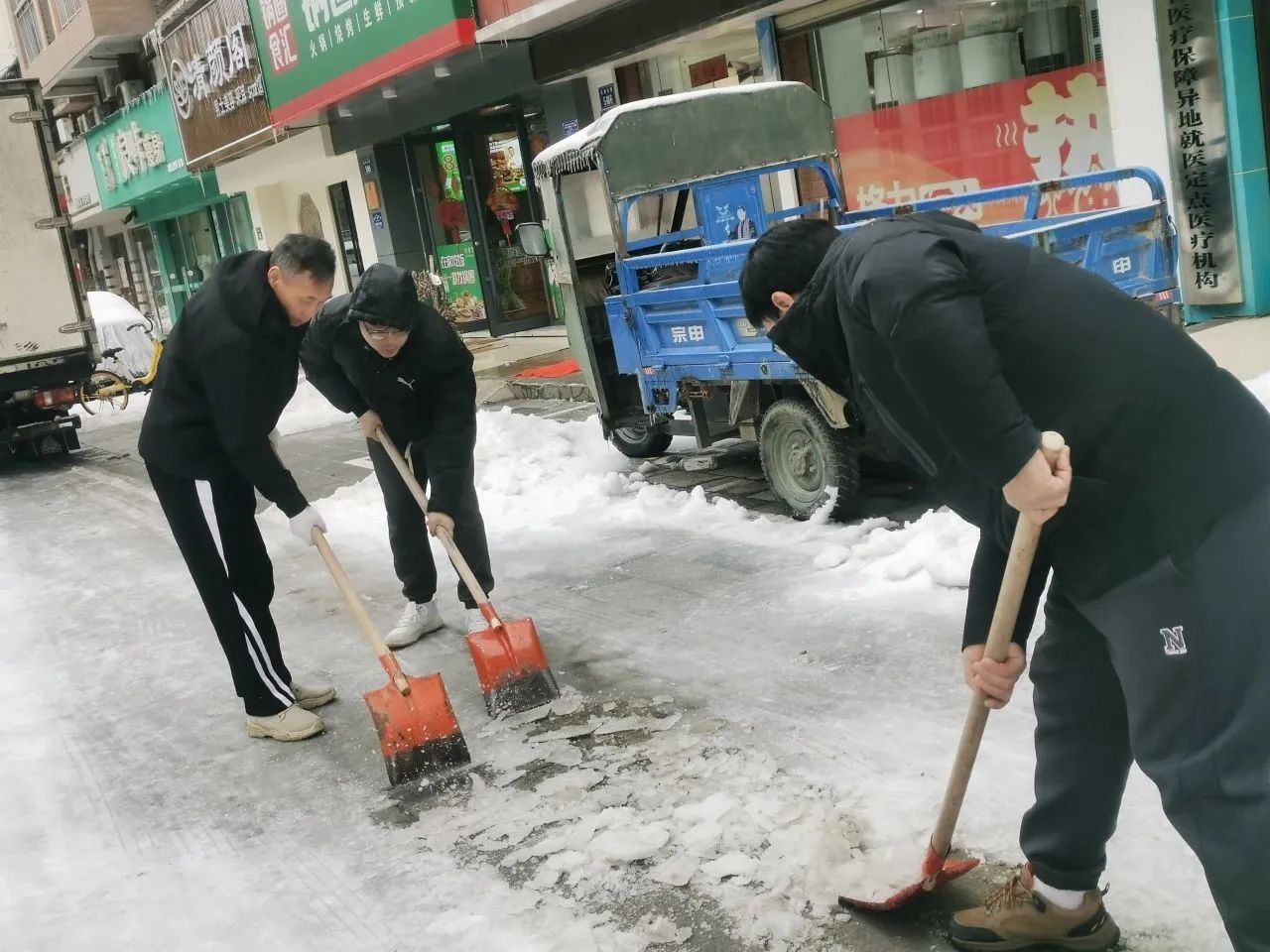 鏟冰除雪 溫暖相伴——天海集團(tuán)參與清冰障、除冰凍行動(dòng)
